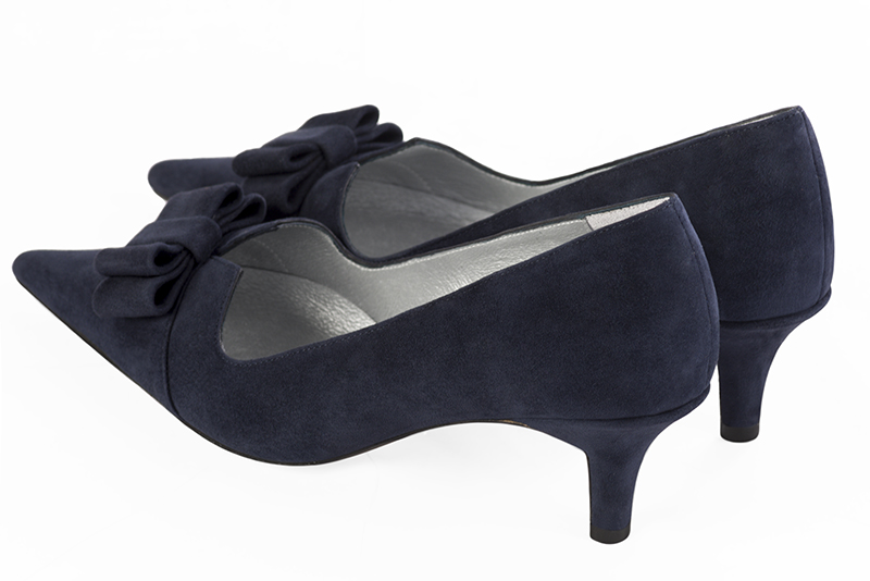 Navy blue women's dress pumps, with a knot on the front. Pointed toe. Medium slim heel. Rear view - Florence KOOIJMAN